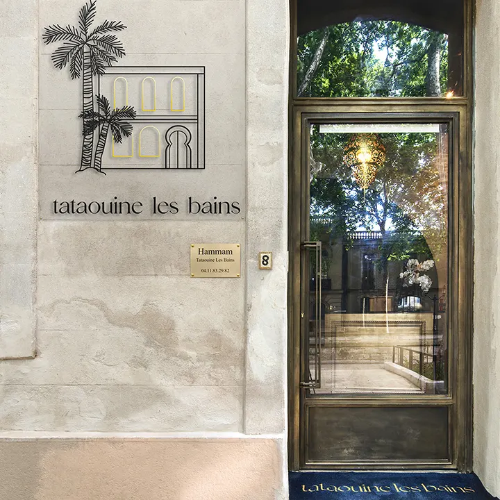 L’entrée : la porte vitrée, l’enseigne et la plaque du hammam, au numéro 8